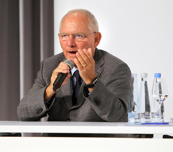 2013: Wolfgang Schäuble beim Wahlcheck unter der Pyramide der Kreissparkasse in Heilbronn. Er gehört als Abgeordneter dem Bundestag seit mehr als 40 Jahren an.  Er ist der dienstälteste Minister der Bundesrepublik.