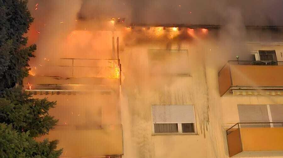 Die Flammen breiteten sich vom Balkon auf das Gebäude aus. Die Flammen breiteten sich vom Balkon auf das Gebäude aus.
