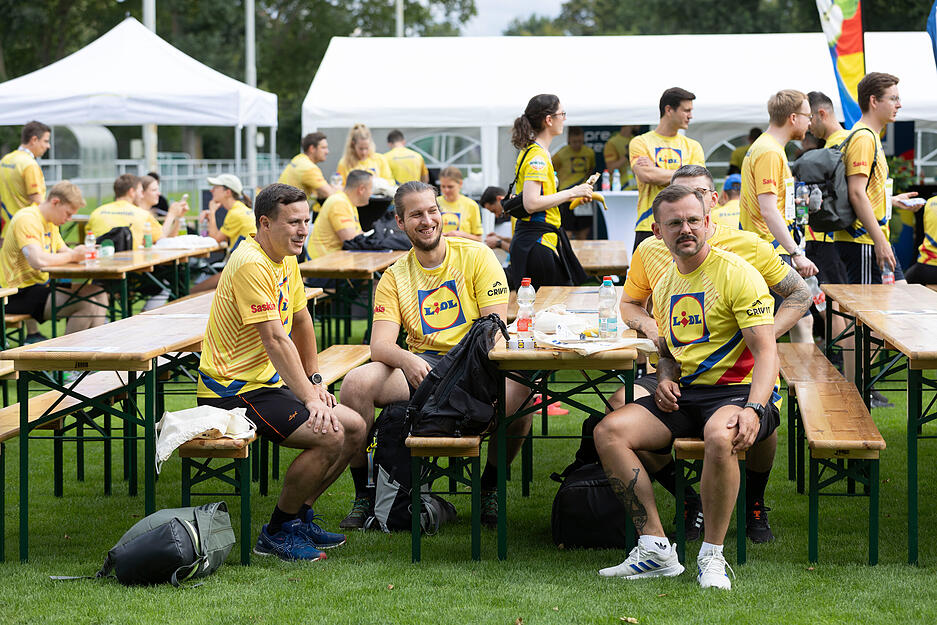 Die Läufer bereiten sich rund ums Frankenstadion auf den Stimme-Firmenlauf vor.