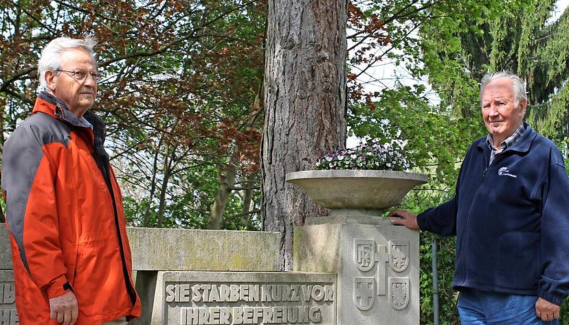 Peter Hahn (links) und Heinz Kurz an der KZ-Gedenkstätte. Kurz nach Beginn der Todesmärsche, bei denen viele ums Leben kamen, befreiten die Alliierten Neckargartach.Foto: André Daub