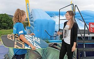 Julia Uhland (rechts) von der Marketingabteilung mit Josefin Collin im Gespräch. Die Instruktorin gibt Badegästen Hilfestellungen und Feedback auf der Surfwelle. Julia Uhland (rechts) von der Marketingabteilung mit Josefin Collin im Gespräch. Die Instruktorin gibt Badegästen Hilfestellungen und Feedback auf der Surfwelle.