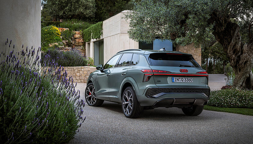 Bullig ist das Heck mit markantem Diffusor, beleuchteten Audi-Ringen, durchgängigem Leuchtenband, OLED-Heckleuchten sowie rechts und links einer zusätzlichen, L-förmigen Bremsleuchte.