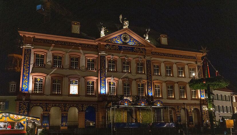 In der historischen Altstadt von Gengenbach im Schwarzwald wird die Fassade des Rathauses zu einem &uuml;berdimensionierten Adventskalender umfunktioniert.