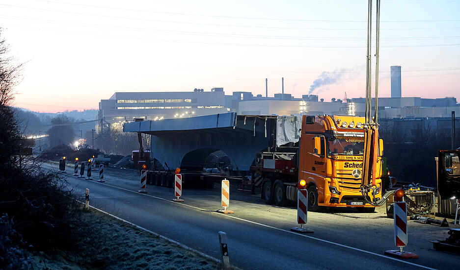 Der Schwertransport erreicht die Baustelle an der B27.