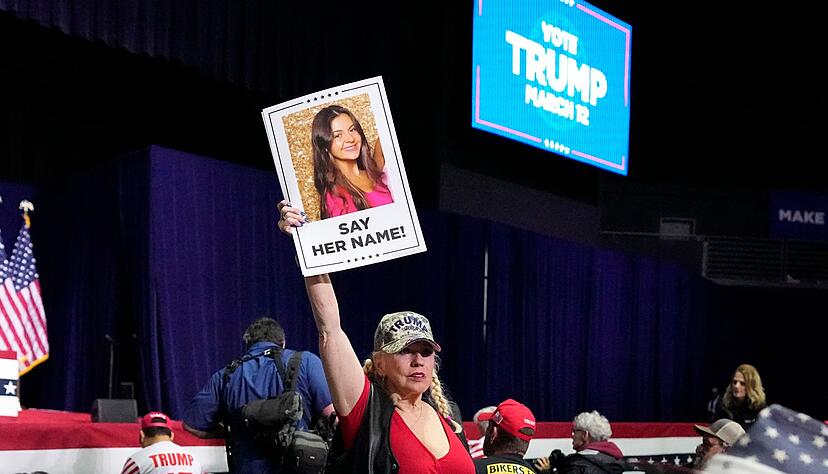 Eine Trump-Unterst&uuml;tzerin h&auml;lt bei einer Wahlkampfveranstaltung im Bundesstaate Georgia ein Schild in die H&ouml;he, dass die ermordete Studentin Laken Riley zeigt. (Archivbild)