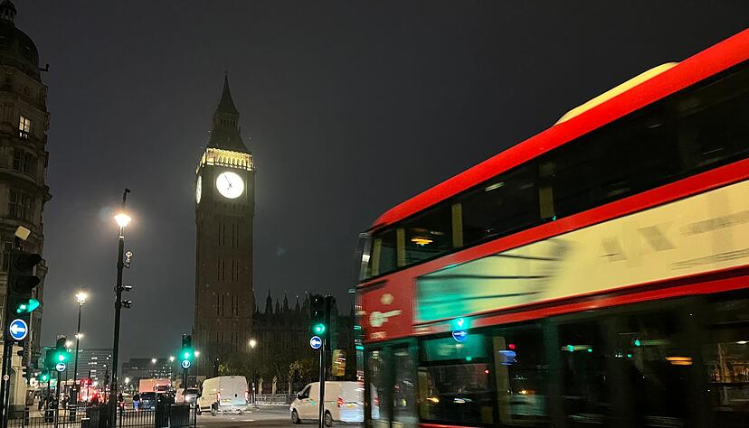 Erst im Dunkeln stieg der Mann mit der Palästinaflagge vom Turm hinab. (Archivbild) Erst im Dunkeln stieg der Mann mit der Palästinaflagge vom Turm hinab. (Archivbild)