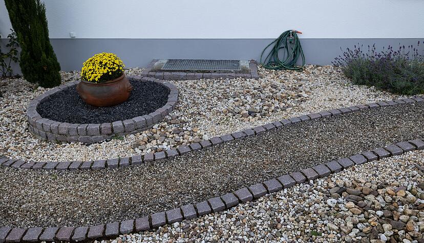 Kies und Schotter statt Blumen und Gras: Wer seinen Garten so gestalten m&ouml;chte, sollte pr&uuml;fen, ob das eine Baugenehmigung erfordert.