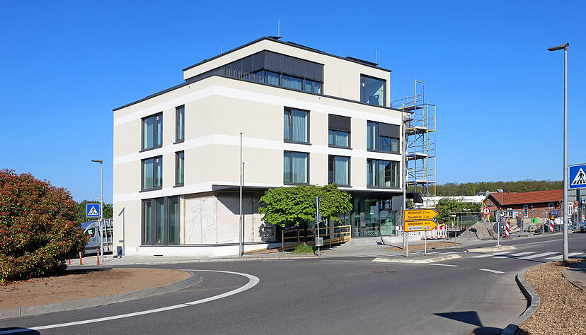 Die VR-Bank in Bad Friedrichshall ist frisch saniert. Nebenan entsteht ein neuer Parkplatz.