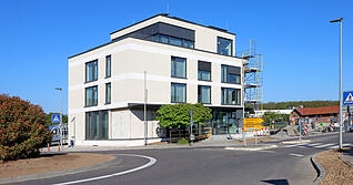 Die VR-Bank in Bad Friedrichshall ist frisch saniert. Nebenan entsteht ein neuer Parkplatz.