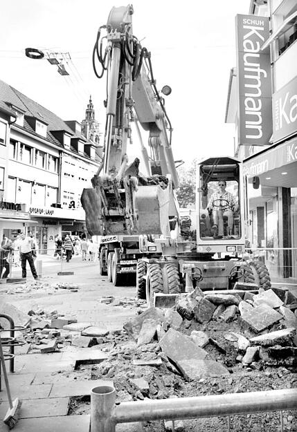 Zug um Zug werden die Fußgängerzonen neu gestaltet; 2001 ist die südliche Fleiner Straße in Arbeit.
