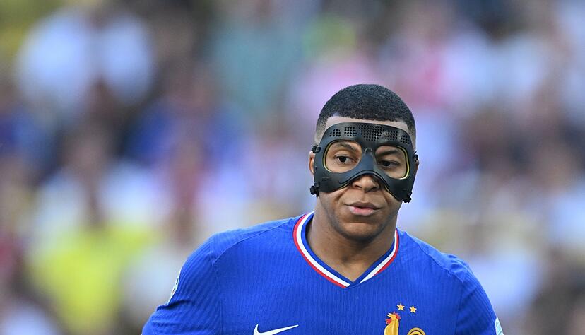Superstar Kylian Mbappé kehrte im letzten Gruppenspiel der Franzosen in die Startelf zurück - mit Maske. Superstar Kylian Mbappé kehrte im letzten Gruppenspiel der Franzosen in die Startelf zurück - mit Maske.