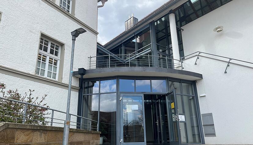 38 gemeindeeigene Gebäude werden in Ilsfeld ans Glasfasernetz angeschlossen - auch das Rathaus.