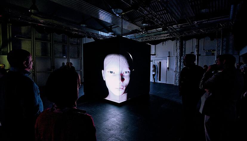 Vereint Tanz, KI und Extended Reality: In der interaktiven, immersiven Installation „Lilith.Aeon“ der britische Compagnie AΦE tritt eine transhumane Tänzerin in einem LED-Kubus auf.