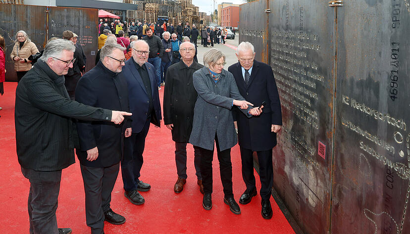Rund 150 G&auml;ste kamen zur Einweihung des neuen Gedenkortes in der B&ouml;llinger Stra&szlig;e. Ein Redner war Oberb&uuml;rgermeister Harry Mergel (rechts).