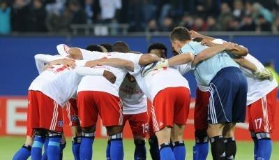 Die Spieler des Hamburger SV feuern sich vor dem Spiel gegen Fulham an.