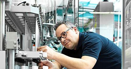 Die Füll- und Verschließmaschinen des Crailsheimer Unternehmens Groninger werden derzeit vor allem in der Pharma-Industrie dringend benötigt.
Foto: Groninger