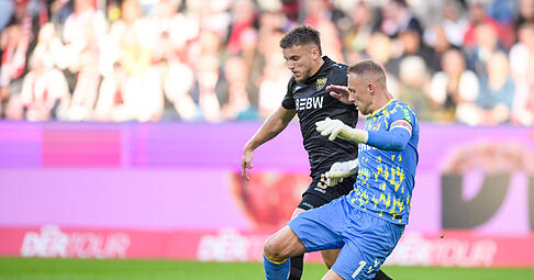 Kölns Torwart Marvin Schwäbe trifft VfB-Stürmer Ermedin Demirovic, der zwar nicht fällt, aber dennoch einen Elfmeter bekommt.