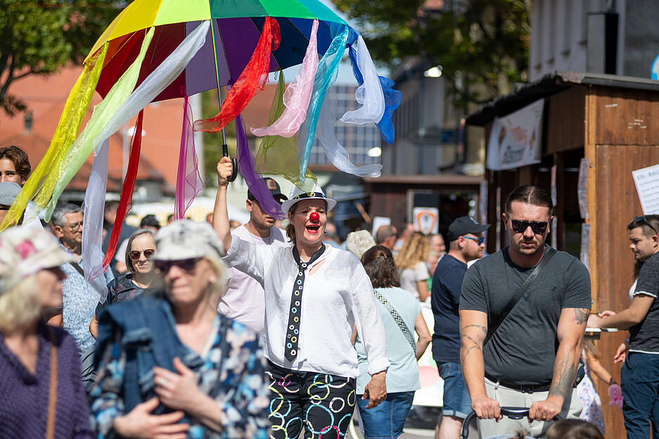 Zwischen den Besuchermassen sorgen Kleinkünstler am Sonntag beim 44. Ganzhornfest in Neckarsulm für Spaß.