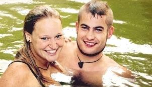 Lisa Pfeuffer und Marco Junker genie&szlig;en die unbeschwerte Zeit in Jagsthausen. Am Nachmittag treffen sie Freunde und Bekannte auf der Liegewiese.Fotos: Heike Kinkopf