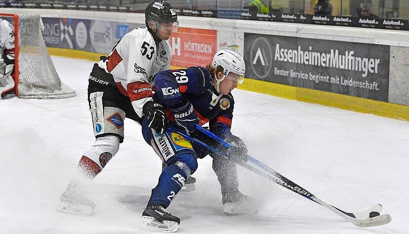 Mit einem Geniestreich nahmen Nolan Ritchie und sein Sturmpartner Calder Anderson (rechts) den Memmingen Indians den Wind aus den Segeln.