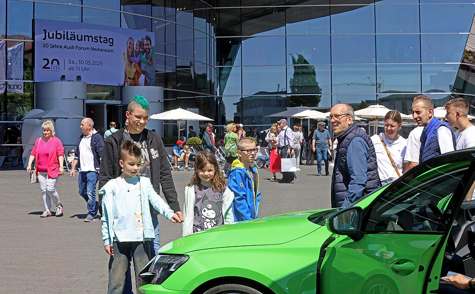 Auf dem Freigel&auml;nde vor dem Audi-Forum gab es einen Rundgang durch die Markengeschichte.