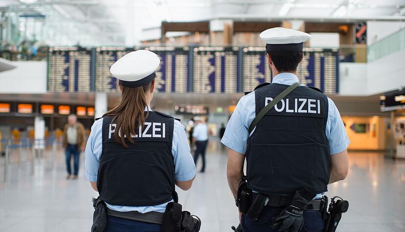 In Deutschland gibt es keinen Abgleich zwischen Bordkarte und Ausweis beim Einsteigen ins Flugzeug. (Symbolbild)