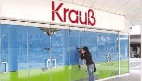 Was tut sich da? Neugierige nutzen Lücken in der Schaufensterverkleidung, um das Angebot des Kaufhauses zu erspähen, das übermorgen eröffnet.Fotos: Feinäugle
