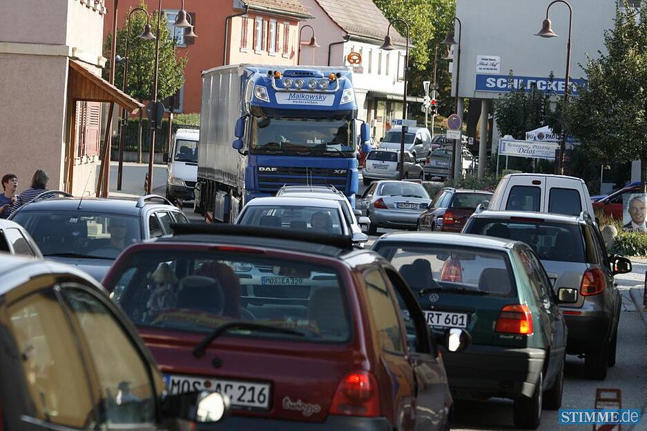 26.09.2009: Wegen einer Protestaktion der B&uuml;rgerinitiative geht auf der B 27 streckenweise gar nichts mehr. B&uuml;rger haben versetzt zwei Autos ordnungsgem&auml;&szlig; abgestellt. Die Geduld der Autofahrer wird auf eine harte Probe gestellt.