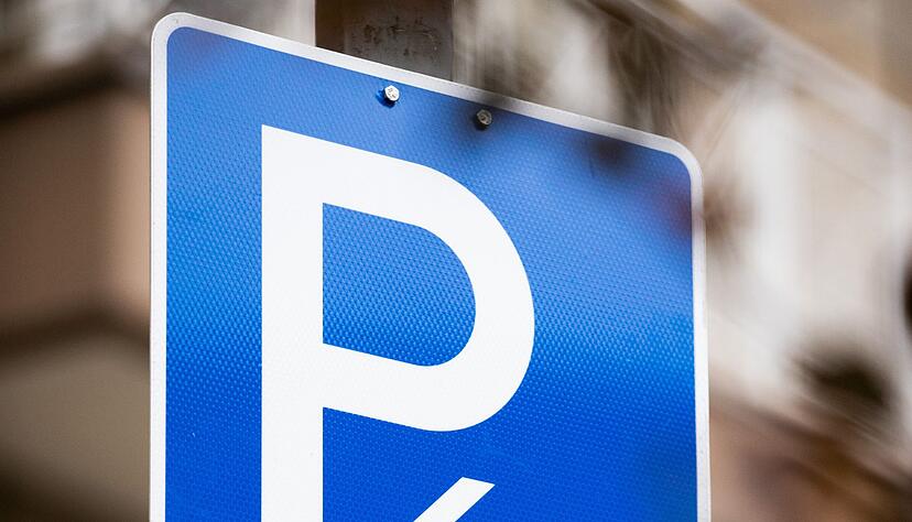 Platz zum Parken: Der Pfeil markiert den Beginn der entsprechend zum Parken freigebenden Fläche.