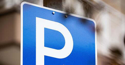 Platz zum Parken: Der Pfeil markiert den Beginn der entsprechend zum Parken freigebenden Fläche. Platz zum Parken: Der Pfeil markiert den Beginn der entsprechend zum Parken freigebenden Fläche.