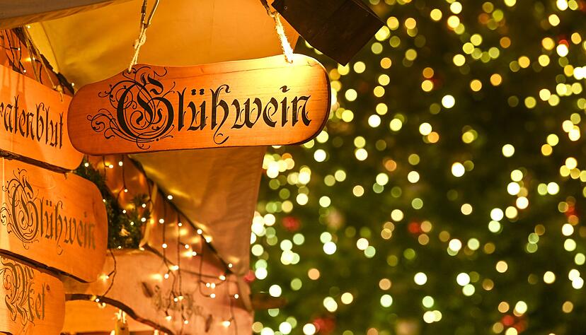 Weihnachtsmarktfans können den ersten Punsch auf einem der Märkte trinken. (Archivbild) Weihnachtsmarktfans können den ersten Punsch auf einem der Märkte trinken. (Archivbild)