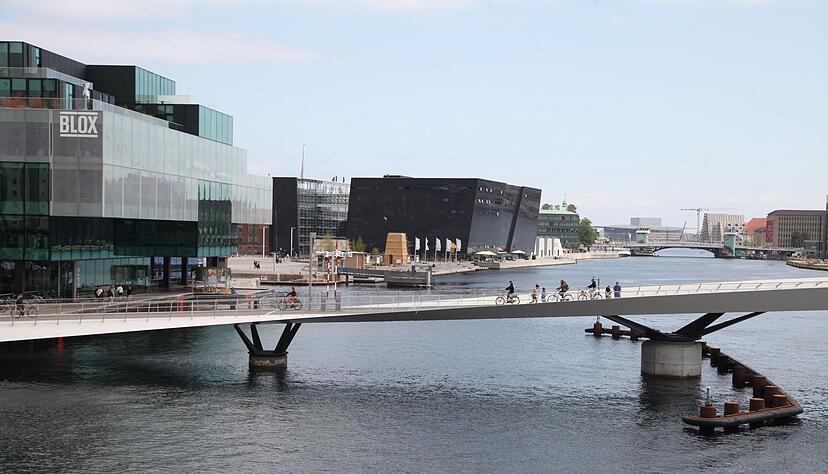 Die Lille Langebro (Kleine Lange Brücke), die über Kopenhagens inneren Hafen führt. Die dänische Hauptstadt richtet in den kommenden Tagen den 28. Weltkongress der Architekten aus. Die Lille Langebro (Kleine Lange Brücke), die über Kopenhagens inneren Hafen führt. Die dänische Hauptstadt richtet in den kommenden Tagen den 28. Weltkongress der Architekten aus.