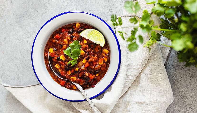 Bei der Veganuary-Challenge k&ouml;nnen vegane Rezepte von Promis nachgekocht werden, wie etwa das Chili mit schwarzen Bohnen von Rockstar Bryan Adams.