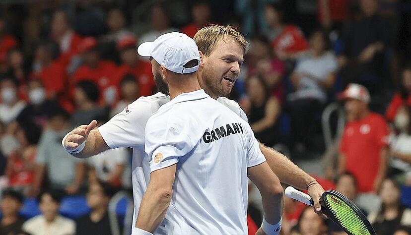 Kevin Krawietz (hinten) und Tim Pütz (vorne) hoffen auf den großen Coup im Davis Cup.