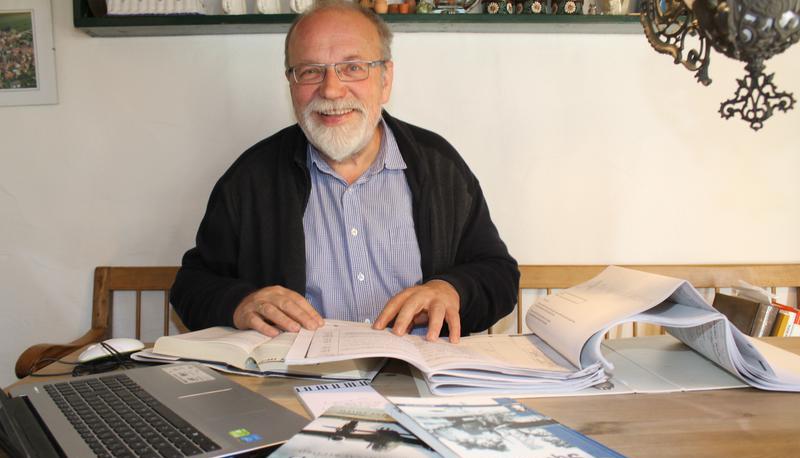 Günter Keller hat sechs Jahre lang akribisch Details zusammengetragen und die Geschichte um die Scheinanlage "Stuttgarter Bahnhof" neu geordnet.
Foto: Rolf Muth Günter Keller hat sechs Jahre lang akribisch Details zusammengetragen und die Geschichte um die Scheinanlage "Stuttgarter Bahnhof" neu geordnet.
Foto: Rolf Muth