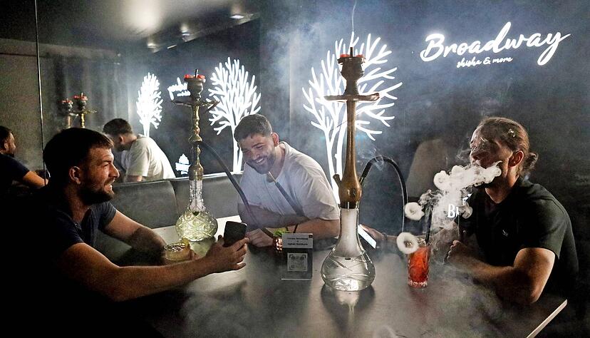 Betim Dervishaj (Mitte) freut sich, dass in seiner Shisha-Bar wieder geraucht werden darf.
Foto: Ralf Seidel
