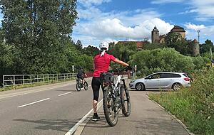 Entlang der 30 Kilometer langen Strecke liegen etliche historische Gebäude, wie das Heuchlinger Schloss (im Bild), Bautzenschloss in Oedheim oder Presteneck in Stein.
