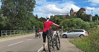 Entlang der 30 Kilometer langen Strecke liegen etliche historische Gebäude, wie das Heuchlinger Schloss (im Bild), Bautzenschloss in Oedheim oder Presteneck in Stein. Entlang der 30 Kilometer langen Strecke liegen etliche historische Gebäude, wie das Heuchlinger Schloss (im Bild), Bautzenschloss in Oedheim oder Presteneck in Stein.