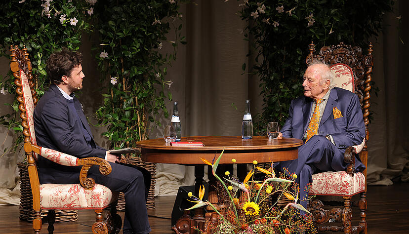 Unterhalten sich über Arbeit, Glück und das Leben nach dem Leben: Jonas Weyrosta im Gespräch mit Reinhold Würth.
Foto: Andi Schmid/Würth Unterhalten sich über Arbeit, Glück und das Leben nach dem Leben: Jonas Weyrosta im Gespräch mit Reinhold Würth.
Foto: Andi Schmid/Würth