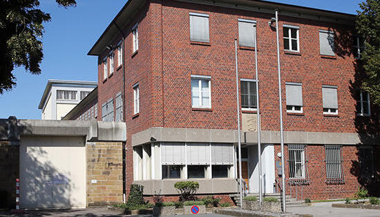 Gegen sieben JVA-Besch&auml;ftigte ermittelt die Staatsanwaltschaft, weil sie im Verdacht stehen, Handys und Drogen hinter Gitter geschmuggelt zu haben. Foto: Veigel