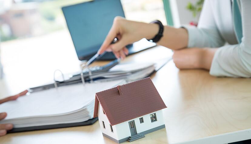 Fr&uuml;hzeitig planen f&uuml;r Effizienz: Eine durchdachte Raum- und Fensteranordnung sollte bereits in der Bauplanung mit einer Energieberatung abgestimmt werden.