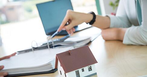 Fr&uuml;hzeitig planen f&uuml;r Effizienz: Eine durchdachte Raum- und Fensteranordnung sollte bereits in der Bauplanung mit einer Energieberatung abgestimmt werden.