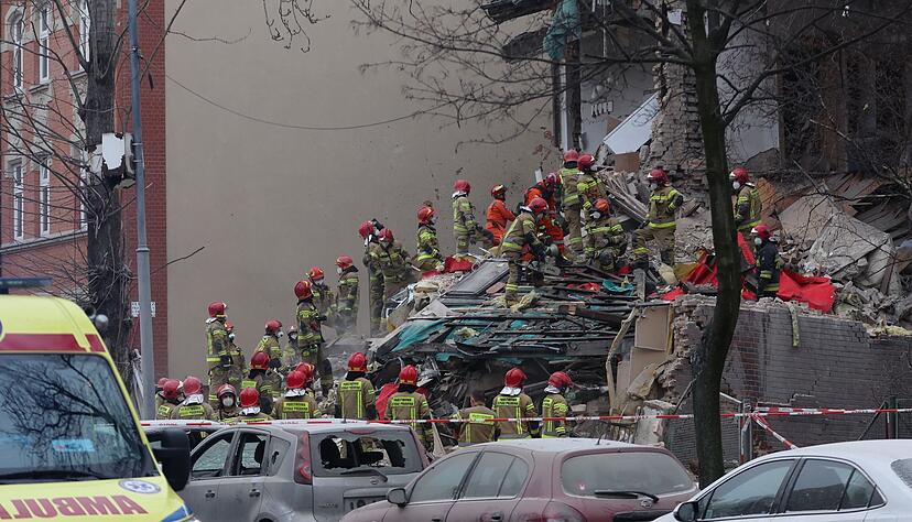 Rettungskräfte arbeiten am Einsatzort nach der Gasexplosion in einem dreistöckigen Wohnhaus in Kattowitz. Rettungskräfte arbeiten am Einsatzort nach der Gasexplosion in einem dreistöckigen Wohnhaus in Kattowitz.