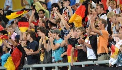 Eine Gruppe Fans unterst&uuml;tzt die deutsche Hockey-Nationalmannschaft.