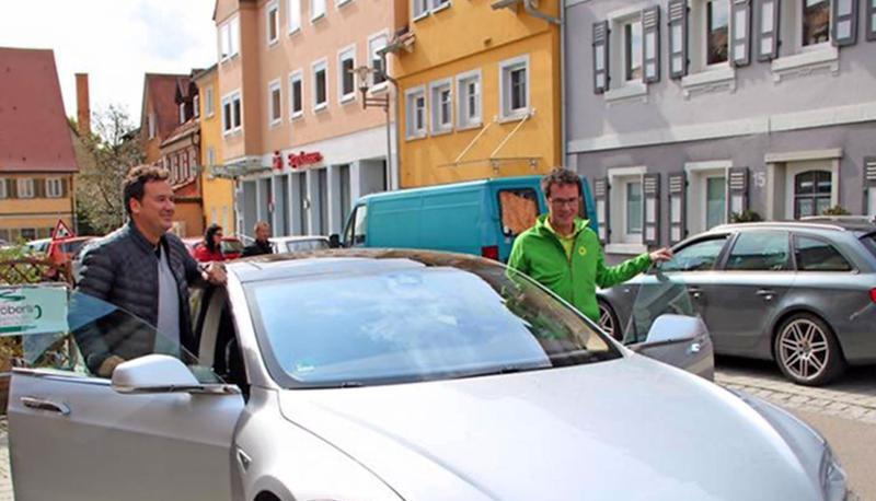 Christian von Stetten (l.) und Harald Ebner bleiben im Bundestag. Kommen sie sich durch eine Jamaika-Koalition noch näher? Abwarten. Hier steigen sie − am 14. September − in das Elektroauto des CDU-Politikers, das er dem Grünen-Abgeordneten für zwei bis drei Wochen überlassen hat. Testweise. Bei einem Wahlforum in Ilshofen hatte von Stetten dies versprochen.
Foto: privat Christian von Stetten (l.) und Harald Ebner bleiben im Bundestag. Kommen sie sich durch eine Jamaika-Koalition noch näher? Abwarten. Hier steigen sie − am 14. September − in das Elektroauto des CDU-Politikers, das er dem Grünen-Abgeordneten für zwei bis drei Wochen überlassen hat. Testweise. Bei einem Wahlforum in Ilshofen hatte von Stetten dies versprochen.
Foto: privat