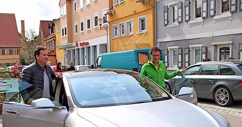 Christian von Stetten (l.) und Harald Ebner bleiben im Bundestag. Kommen sie sich durch eine Jamaika-Koalition noch näher? Abwarten. Hier steigen sie &minus; am 14. September &minus; in das Elektroauto des CDU-Politikers, das er dem Grünen-Abgeordneten für zwei bis drei Wochen überlassen hat. Testweise. Bei einem Wahlforum in Ilshofen hatte von Stetten dies versprochen.
Foto: privat