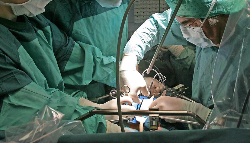 Das Foto zeigt die Entnahme einer Niere am Klinikum in Jena − etwa 8000 Menschen warten laut Deutscher Stiftung Organtransplantation derzeit auf eine Spenderniere. Foto: Archiv/dpa Das Foto zeigt die Entnahme einer Niere am Klinikum in Jena − etwa 8000 Menschen warten laut Deutscher Stiftung Organtransplantation derzeit auf eine Spenderniere. Foto: Archiv/dpa
