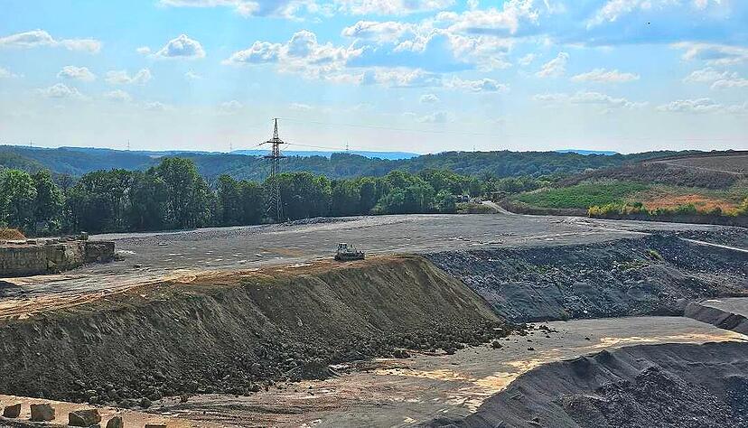 Dies ist die geplante Fläche für die Teerverbrennungsanlage im Steinbruch von Rüblingen. Alles scheint für den Baustart bereit zu sein. Dies ist die geplante Fläche für die Teerverbrennungsanlage im Steinbruch von Rüblingen. Alles scheint für den Baustart bereit zu sein.