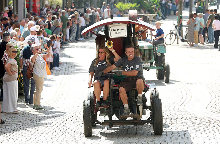 Auch Traktoren drehen ihre Runde. Die Besucher in Eppingen staunen über die sehr gut gepflegten Oldtimer.