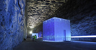 Im Besucherbergwerk sorgen Lichteffekte für eine besondere Atmosphäre. Die Ausstellung ist noch bis 3. Oktober zu sehen.